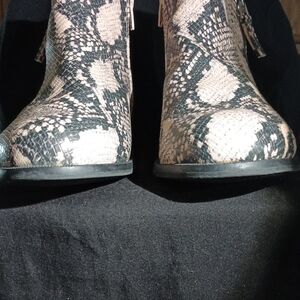 Time and Tru Black and Cream Patterned Ankle Boots. (Man-made material) Size 9W